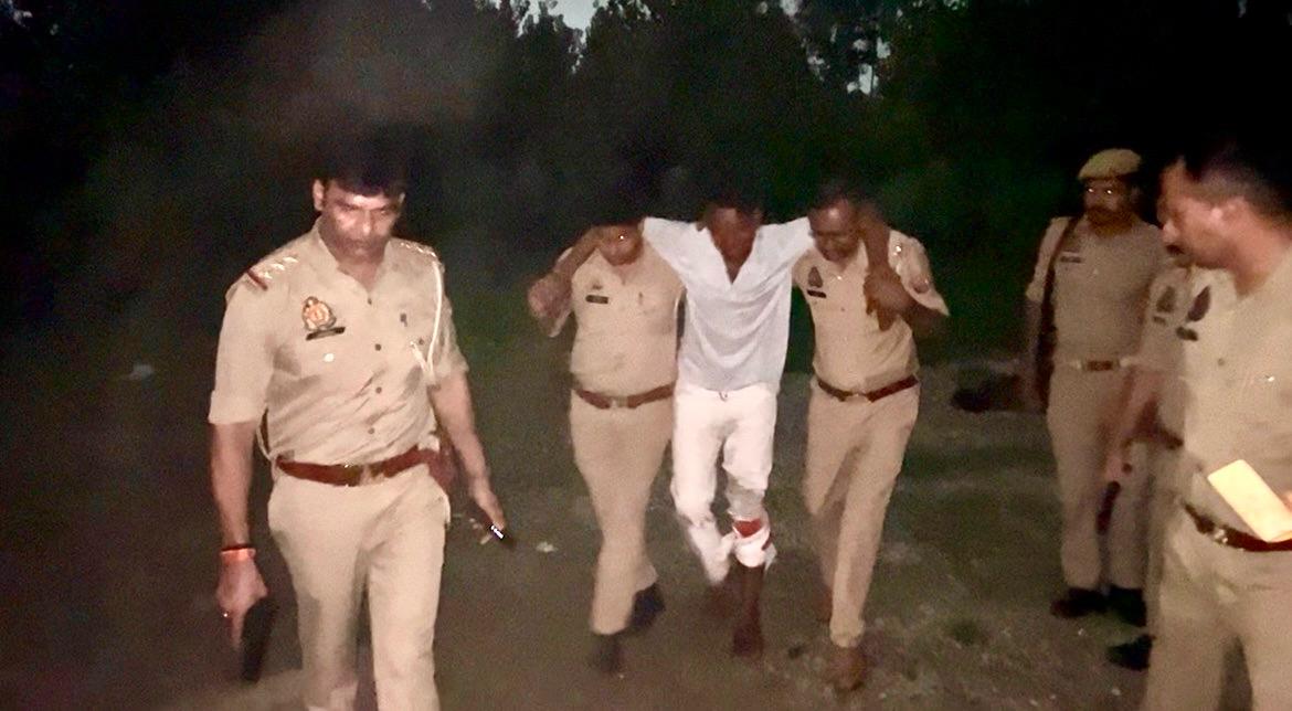 बरेली :  थाना सुभाषनगर पुलिस द्वारा हत्या के अभियोग में वांछित अभियुक्त पुलिस मुठभेड़ में पैर में गोली लगने से घायल अवस्था में गिरफ्तार, कब्जे से तमंचा, कारतूस एवं आला कत्ल चाकू बरामद।